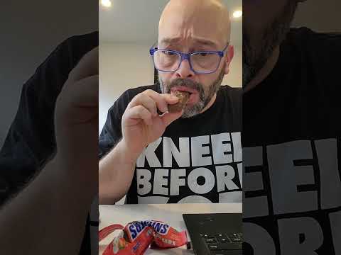 Trying Snickers 'Berry Whip' from India! Have I been missing out on the fruitiest nutty combo ever?
