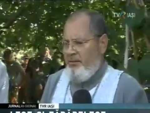 Popa cu crucea in mana, demoleaza casa unor oameni saraci