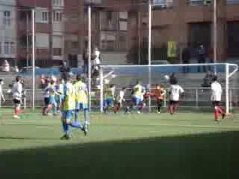 Minuto 68. Ocasión para el Palestra "G" falta lateral que Óscar de cabeza envía al travesaño