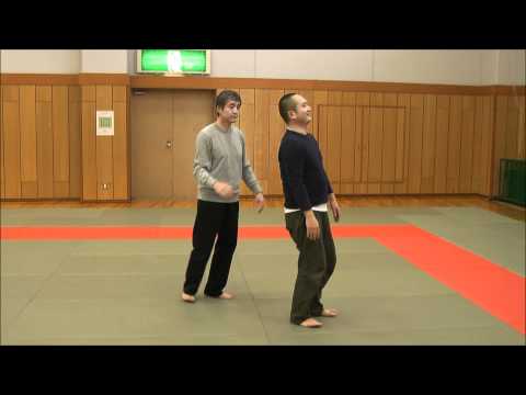 両肩そっと触れくずし　その１　【合気道の達人・武術の達人・武道の達人研究　素材を使えば誰でも達人！？　素材開発による非意識力・達人研究のたくみの会】