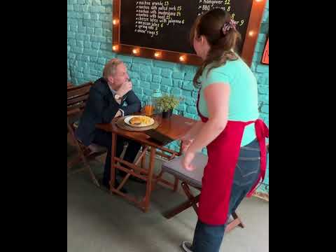 Quick-Witted Waitress Puts Rude Customer in Their Place! ??️