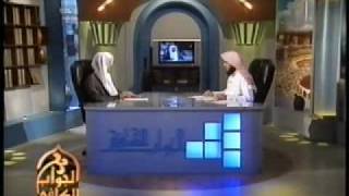 صورة صلاة المرأة بالنقاب والقفازين