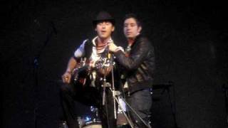 Carl Barât et Adam Green what a waster au centre Pompidou