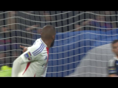 Alexandre Lacazette termine victorieusement une magnifique action collective lyonnaise !