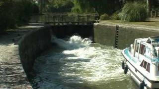 preview picture of video 'Passage aux ecluse du Vivier - Canal du Midi'