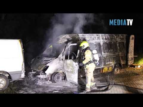 Bestelbus in lichterlaaie op bedrijventerrein Noord-West in Rottterdam