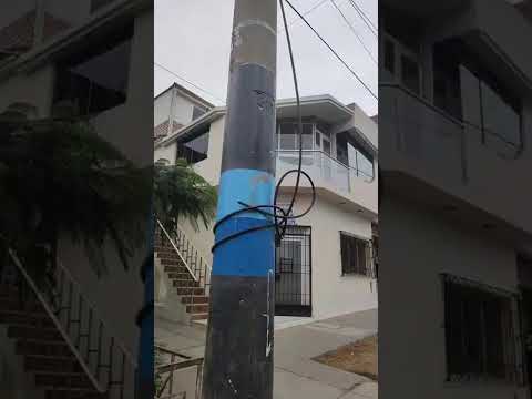 🔴CABLEADO COLGANTE PONE EN RIESGO A ESCOLARES Y PEATONES‼️🚨