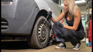 A boring video about replacing brakes. Opel Vivaro 2002