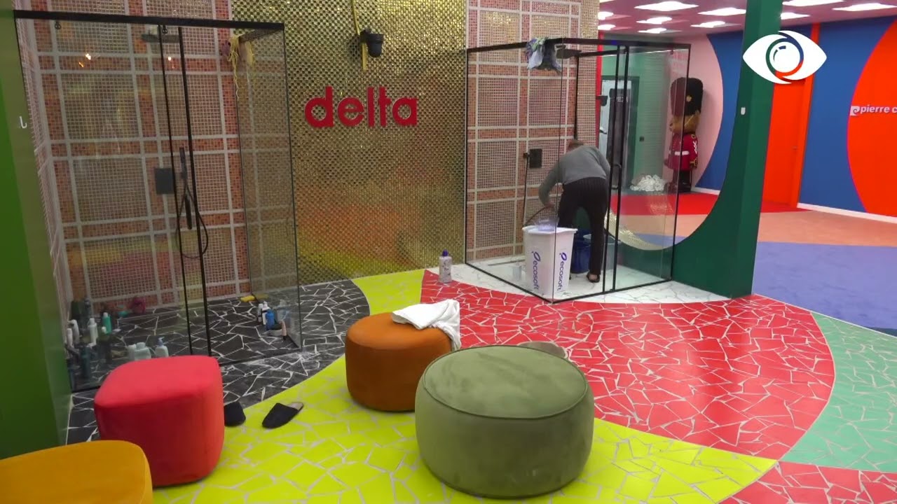 Genti nxiton drejt kuzhinës, mbush me ujë tenxheret dhe shishet