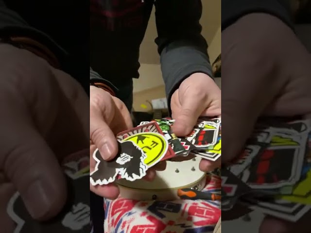 Vídeo relacionado con Zhlearda Rock Band Pegatinas, 104 unidades Rock Band Punk Stickers, Vinilo Impermeable, Coole Sticker, Heavy Metal Punk, Music Band Sticker Bomb para Guitarra, Portátil, Skateboard, Botella de Agua
