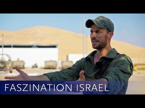 Ein israelischer Soldat packt aus.