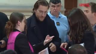 Nicolas Sarkozy, a Parigi l'udienza per la libertà vigilata: l'arrivo di Carla Bruni in tribunale