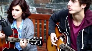 SARA Y JON TALKING TO THE WALL