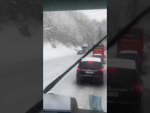 Audi Quattro zieht LKW die Steigung hoch - Audi Quattro towing a truck on the Hill in snow -