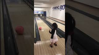 人生初のボーリング 子供あるある 絶対一回はやる。子供はかわいいねー