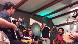 La Lupita tocando ¨La Banda Borracha¨ version acustica desde el ensayo.