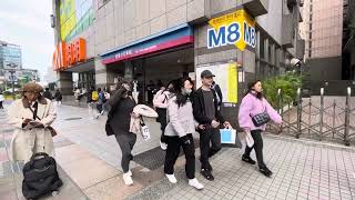#台北捷運站M8中午的行人🈶出現龐大的學生族群囉。因為學校⋯✅今天1/21中午開始放寒假迎接🐍 春節過年趣。大家計畫去哪兒呢