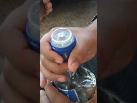 how to open FUNDADOR LIGHT bottle cap.