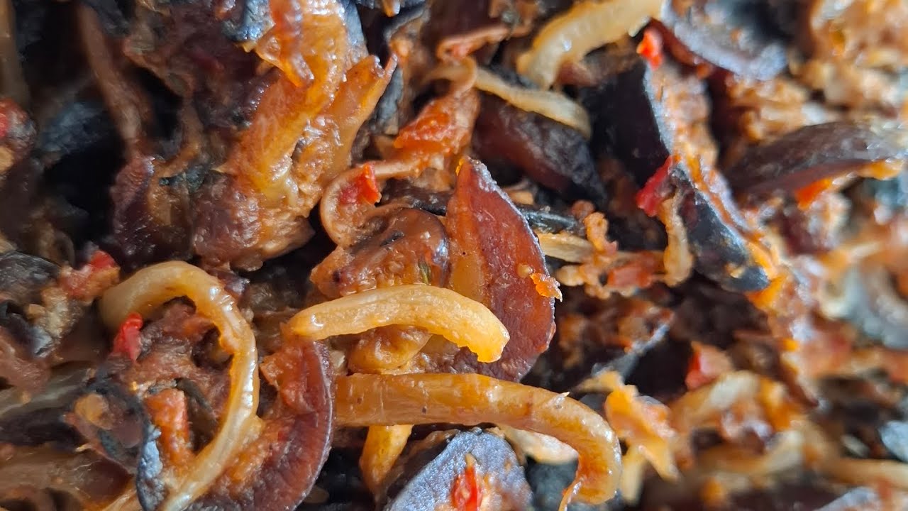 THE BEST PEPPERED SNAILS ON THE INTERNET  | ESCARGOTS SAUTÉS PIMENTÉS. #food #delicious #healthy#fit