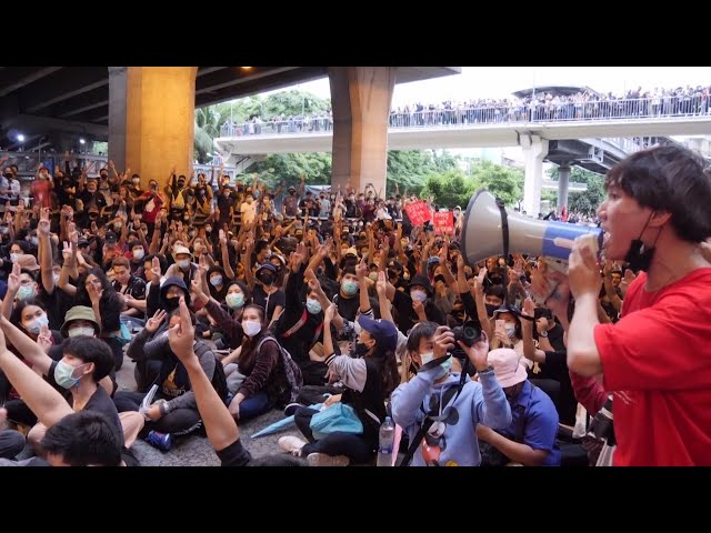 Thai democracy protesters defy ban for 4th day