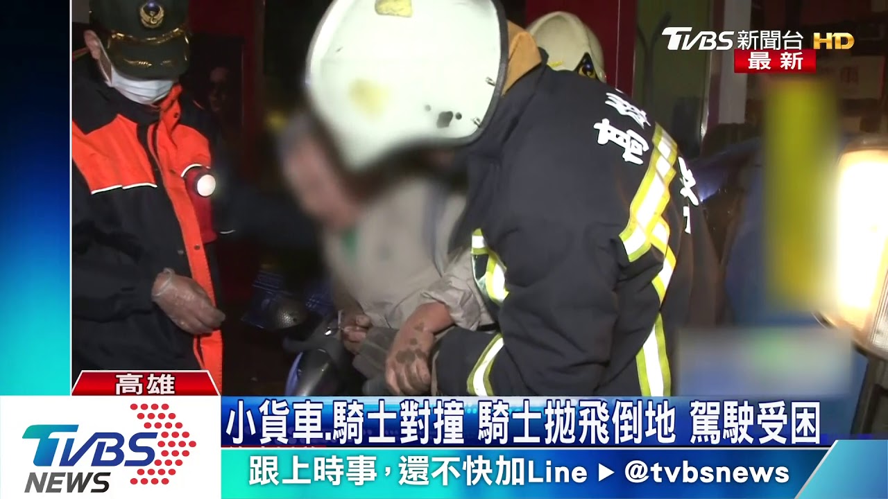 閃燈路口小貨車、機車對撞　駕駛一度壓車下