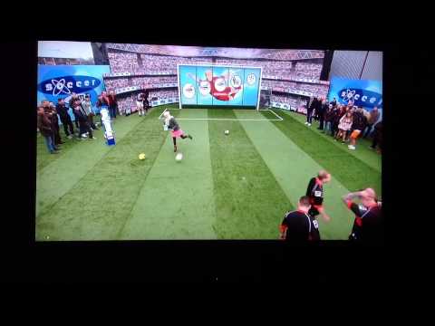 Soccer AM - Girl shows the boys how it's done ⚽️