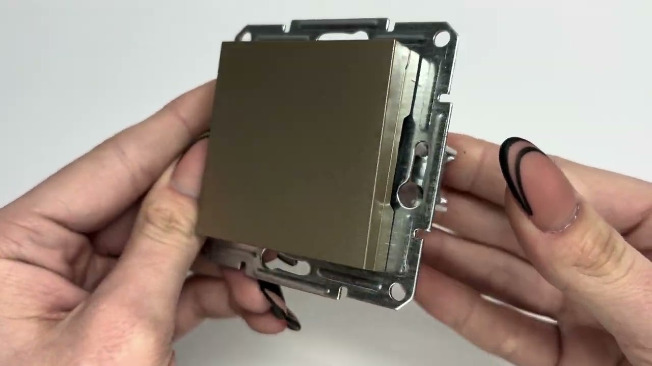 Розетка одинарная с/з и крышкой SCHNEIDER Asfora бронза EPH3100169