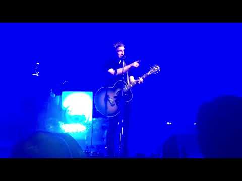 Noel Gallagher in Cincinnati telling a young fan to keep their father in check