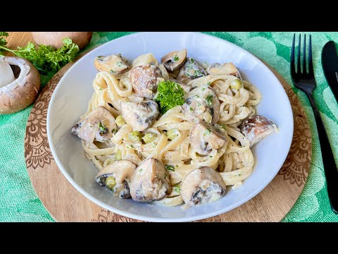 Pasta mit Champignon Sahne Soße und Erbsen