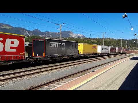 Güterzug Richtung Innsbruck fährt durch, Kundl, Tirol, Austria