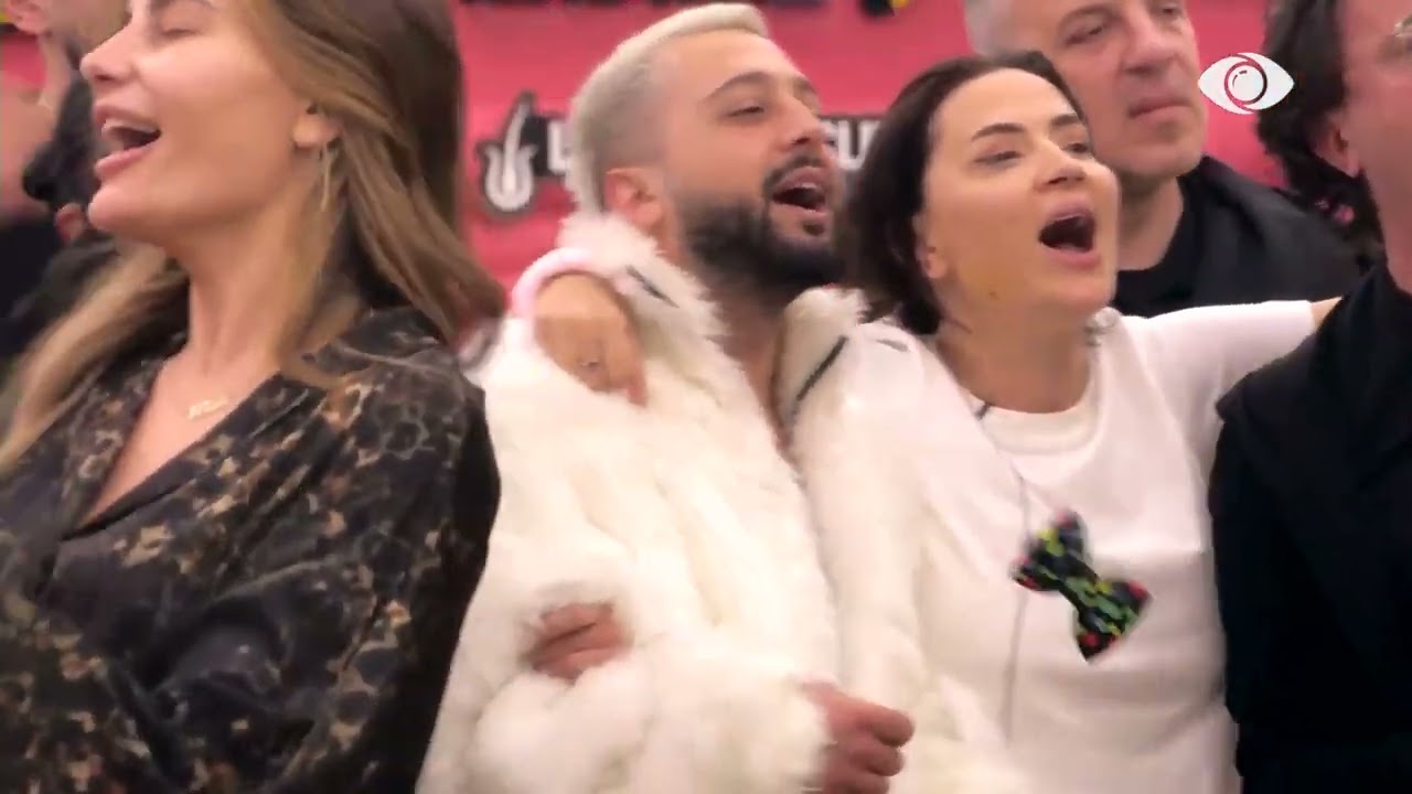“Edhe një, edhe një…”/ Banorët i kërkojnë Vëllait të Madh një tjetër këngë, vijon karaokja