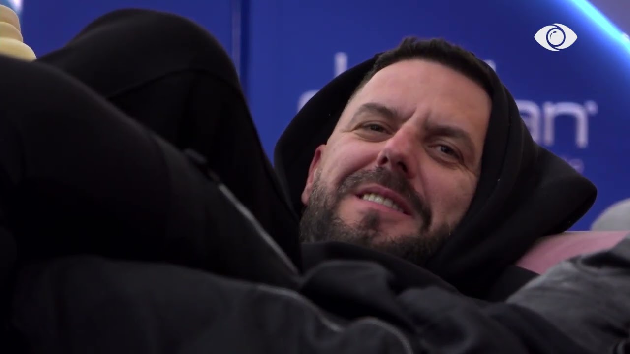 Banorët shijojnë atmosferën dhe këndojnë së bashku