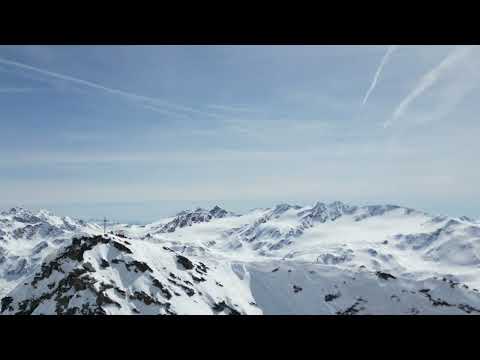 Rundflug um die winterlich verschneite Madritschspitze | ALPIN - Das Bergmagazin