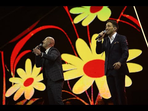 GIanluca Bezzina flimkien ma’ Neville Refalo ikantaw 🎤 ‘Fil-Pjazza Tar-Raħal’