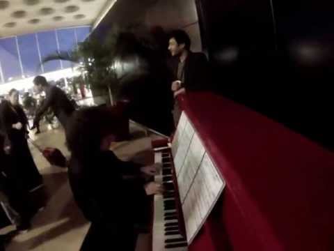Rencontre surprise avec richard cocciante au piano d'un aéroport pendant l'EVG d'un ami