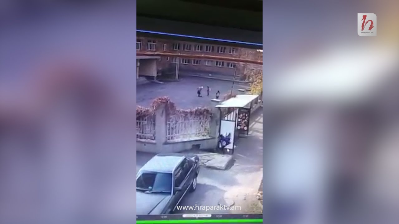 Տեսախցիկը ֆիքսել է Չարենցավանում կանգառի կոտրման պահը