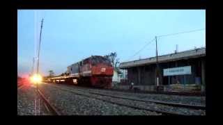 preview picture of video 'Gumarang menyalip Kereta Barang / Gumarang Train is overtaking Freight Train'