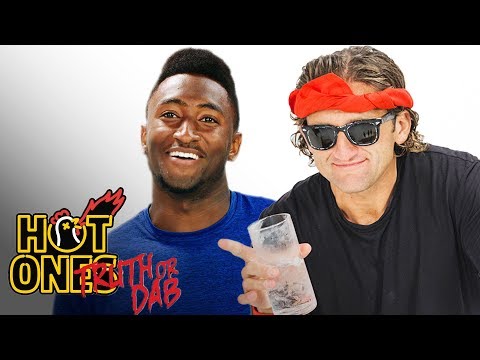 馬克斯-布朗利和凱西-尼斯塔特玩 "真話還是假話 "的遊戲 (Marques Brownlee and Casey Neistat Play Truth or Dab | Hot Ones)