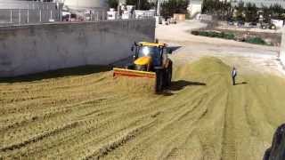 preview picture of video 'Jcb Fastrac 8310 in Trincea'