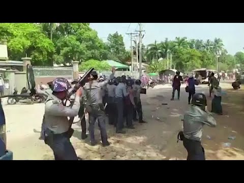 ミャンマーの警察がゴム弾と催涙ガスをデモ隊に向けて発射 (Myanmar police fire rubber bullets and tear gas at protesters)