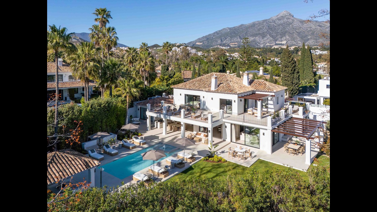 Villa for sale in Los Naranjos, Marbella - 04476
