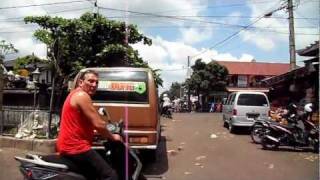 preview picture of video 'Joost en Jack met de Scooter over de markt in Bali feb. 2010'