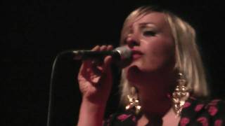 ALICE RUSSELL singing &quot;Got the Hunger?&quot;, Porto