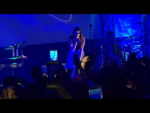 Video per il significato della canzone Attraversando gli anni di Shade E Federica Carta