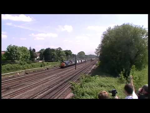 *RARE* DRS 37607 & 059 Thrash past South Kenton footbridge on 4M71 02/06/2010
