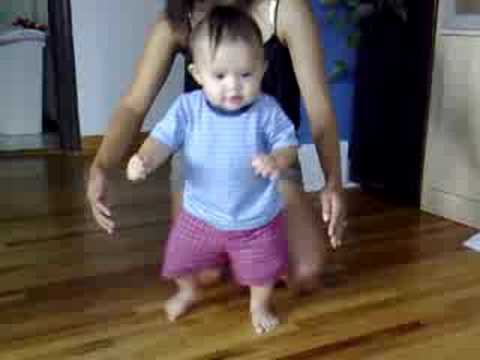 earliest age a baby has walked