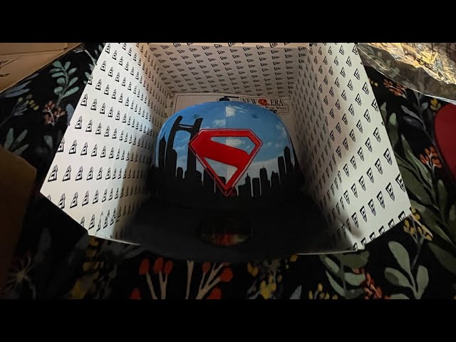 Vídeo relacionado con New Era Gorra ajustada con logotipo de Superman James Gunn 39Thirty, rosso, S-M