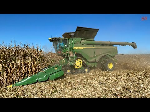 JOHN DEERE X9 1000 Combine Harvesting Corn