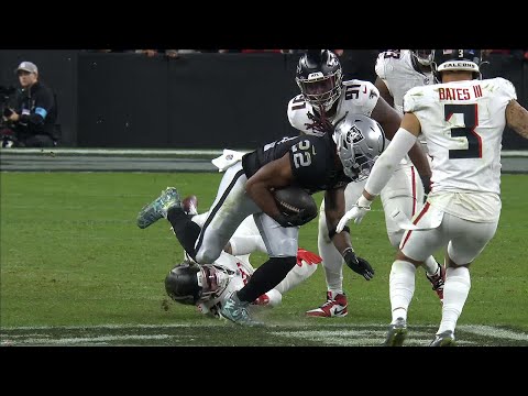 Mattison runs over Falcons' defender with truck-stick move