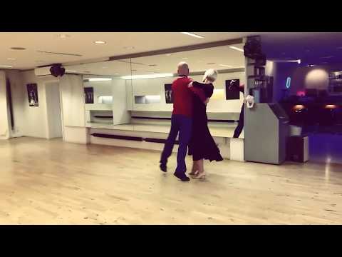 Langsamer Walzer / Zögerwechsel mit Open Telemark, Wing und Chasse nach Rechts